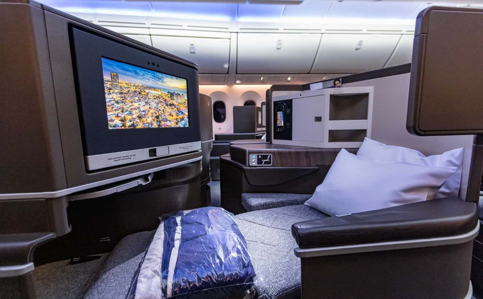 Fully flat bed business class dreamliner